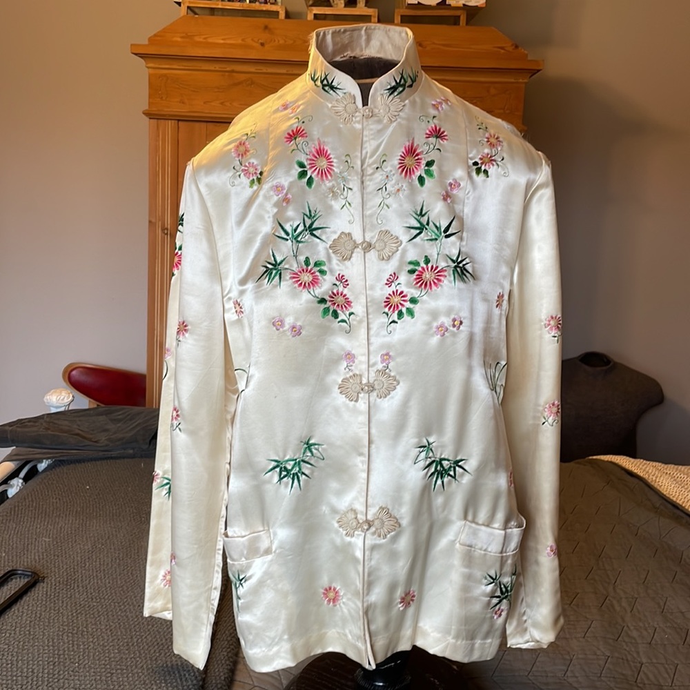 Exquisite vintage hand embroidered Asian ‘sleeping jacket’ silk/rayon size 38
